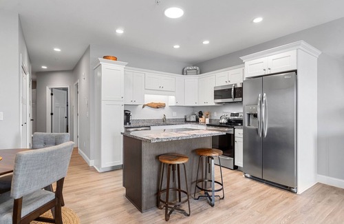 Hampton Condo | Experience modern luxury in this high-quality 1-bedroom condo.