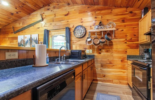 Bryson City Cabin | Experience mountain serenity at Edgeview Chalet