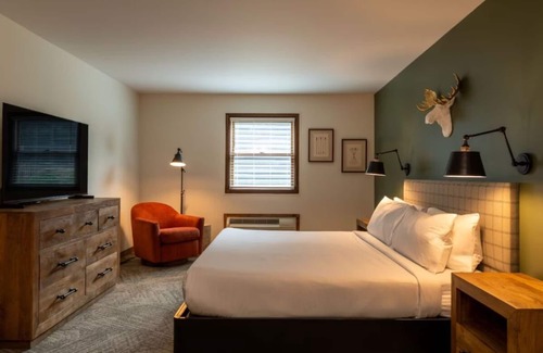 Schroon Lake Hotel | Experience Near Scenic Hiking Spots | Ideal For Adirondack Couple Getaway