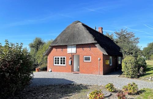 Dagebuell House | "Experience Relaxation and Adventure at Ferienhaus Haus Nordwind 1849!"