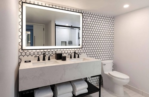 Charleston Historic District Hotel | Experience Soothing Moments & Luxury! Pets Allowed, Outdoor Swimming Pool!