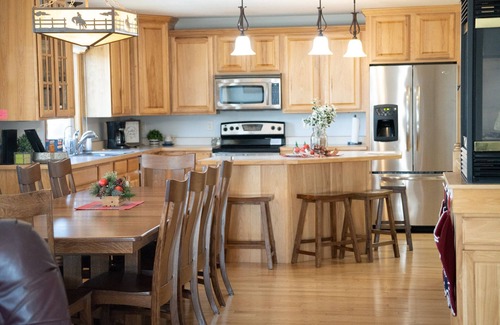 Starbuck House | Experience Starbuck charm in our spacious 5-bedroom retreat