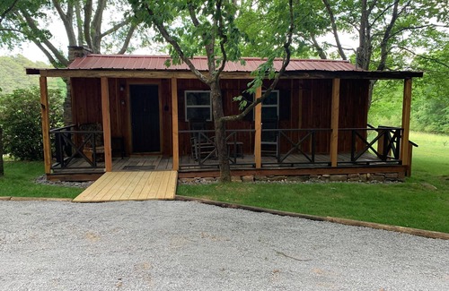 Scottsboro Cabin | Experience staying in a late 1800’s cabin. Located near the Tennessee River