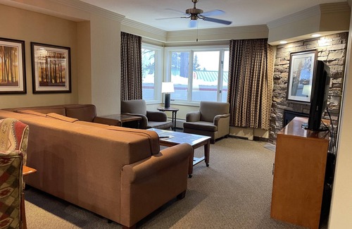 Tahoe Village Resort | Experience Tahoe's Ski Scene at Holiday Inn Club Vacations Tahoe Ridge Resort
