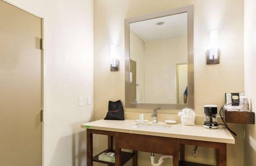 North Shore House | Experience the Best King Room for Your Getaway