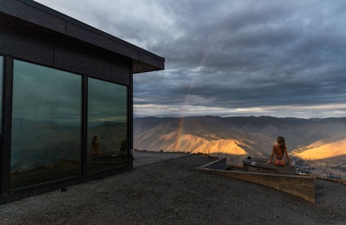 Orondo House | Experience the feeling of being on top of the world in this breathtaking retreat