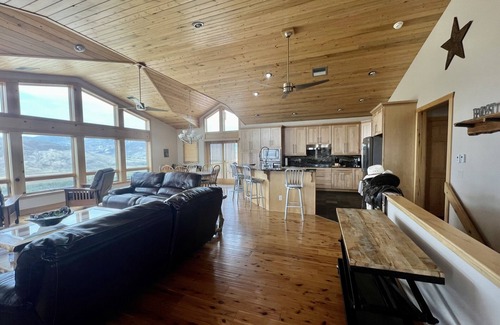Cody House | Experience the Magic of Wapiti Valley in Luxury. Stunning Views-East Yellowstone
