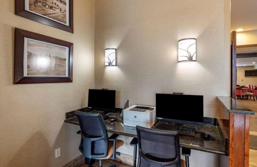 North Central Evergreen House | Experience the magic of the Rockies at our cozy Evergreen room!