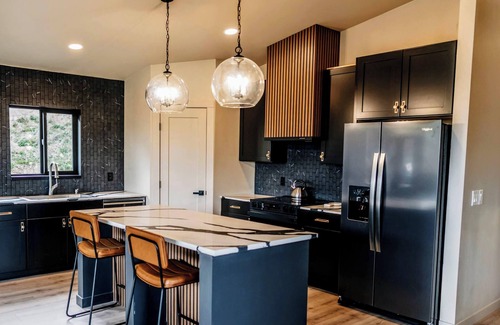 White Bird House | Experience the mountains in modern luxury with views of the Salmon River