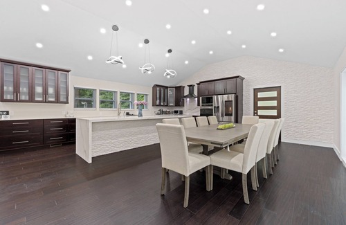 Dayton House | Experience the ultimate vacation getaway with our stunning home rental.