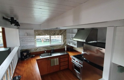 Bay Area Boat Rental | Experience the unique floating home community of Sausalito!
