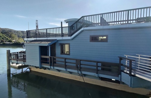 Bay Area Boat Rental | Experience the unique floating home community of Sausalito!