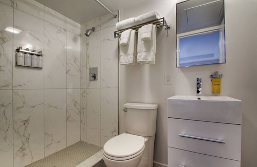 Foggy Bottom House | Experience Vibrant D.C.: Convenient Room Close National Mall