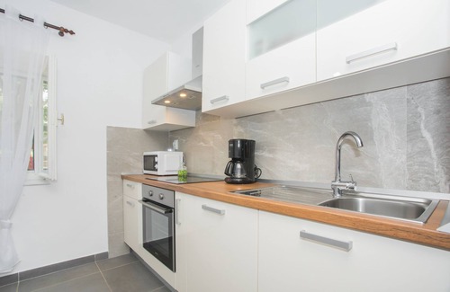 Drnis House | Experience VILLAGE LIFE - Jokini dvori with pool, fully fenced
