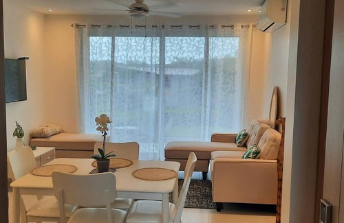 Jaco Apartment | Experimente místico en este apartamento increíble con vista al lago