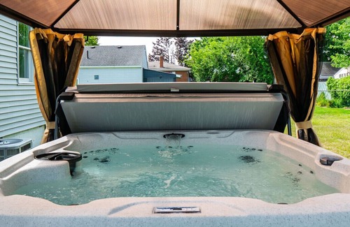 Lorain Apartment | Expertly Designed Lake Erie Escape W/Hot Tub