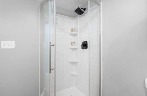 Lorain Apartment | Expertly Designed Lake Erie Escape W/Hot Tub