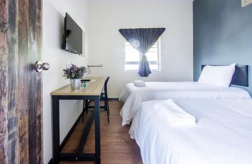 Benggali House | Explore 4BR Gardenhouse Retreats (Free Parking)
