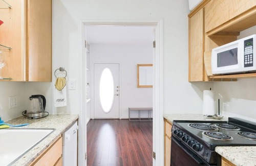 Hyde Park Apartment | Explore Austin from an Airy, Modern Apartment