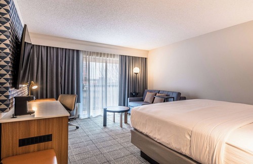 Richardson Hotel | Explore Culture! Pool, Pets Allowed, Minutes to Heights Family Aquatic Center