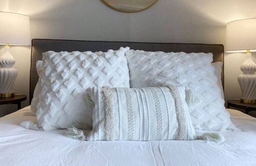 Mount Adams Condo | Explore Downtown and Mount Adams with River Views