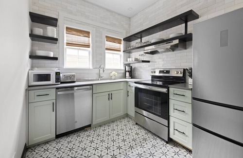 Cannonborough Elliotborough House | Explore Downtown King St - 12 Bedrooms/7.5 Baths!