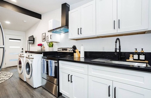 Beverly Green Villa | Explore Downtown Vegas: 5 Units, Sleeps 21 & Games