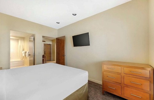 Enterprise Hotel | Explore Las Vegas:Gateway to the Strip:2 Units Close to Flamingo Wildlife!