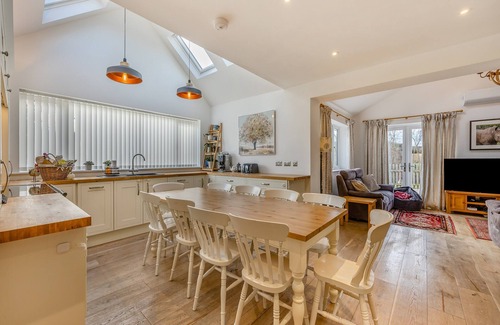Shurdington Cottage | Explore Little Shurdington and Beyond in this Luxurious Holiday Home.