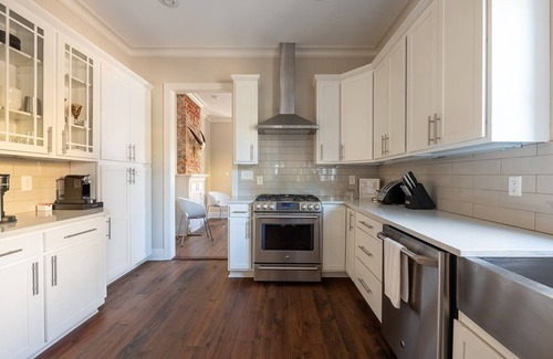 Irish Channel House | Explore Magazine Street from a Chic, Tranquil Home