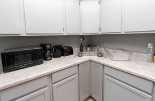 West Ridge Apartment | Explore Northside from Modern Studio Apartment near Dining and Shops + Laundry