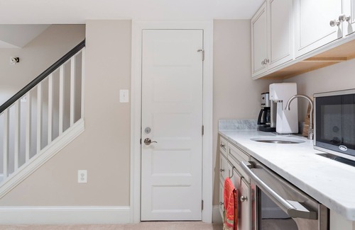 Near Northeast Apartment | Explore Sights of Washington from Spacious Basement Apartment