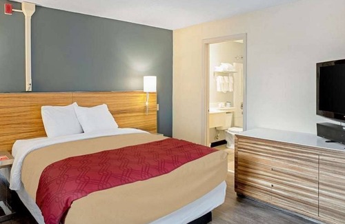 Clinton Apartment | Explore Studio in heart of Clinton, IA - a warm welcome awaits!