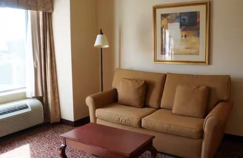 Kingman Hotel | Explore the Grand Canyon: Kingman Stay w/Pool & Close to Downtown