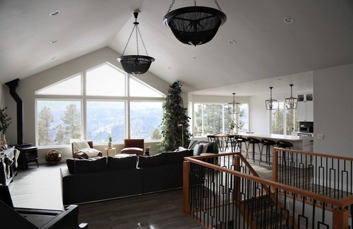 Woodland Park House | Explore this Mountain Getaway in National Forest. Refresh and Relax.
