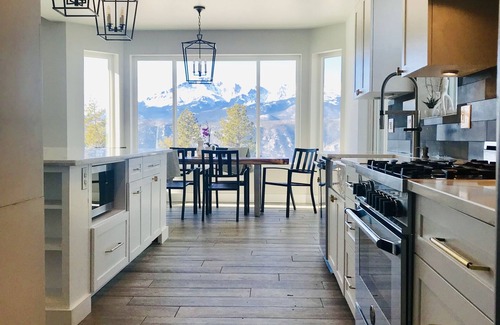 Woodland Park House | Explore this Mountain Getaway in National Forest. Refresh and Relax.