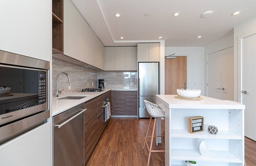 Victoria West Condo | Explore Victoria - a Waterfront Haven! Has Parking & AC - 90 DAYS MINIMUM