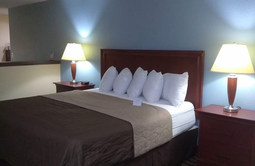 Mayo Meadow Hotel | Expo Inn Hotel