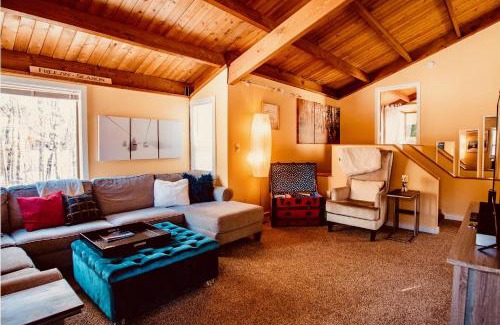 Thornton Apartment | Exposed Beam 3BR Modern Mountain Retreat