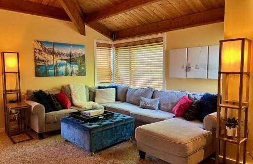 Thornton Apartment | Exposed Beam 3BR Modern Mountain Retreat