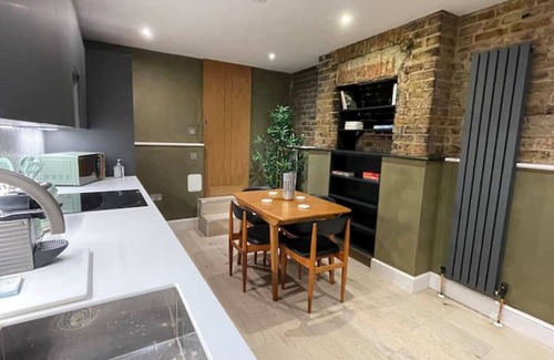 Stroud Green Apartment | Exposed Brick Flat Finsbury Park