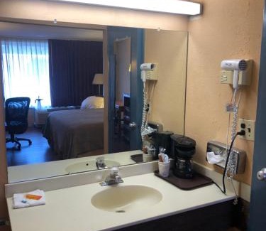 Sandston Hotel | Express Airport Inn