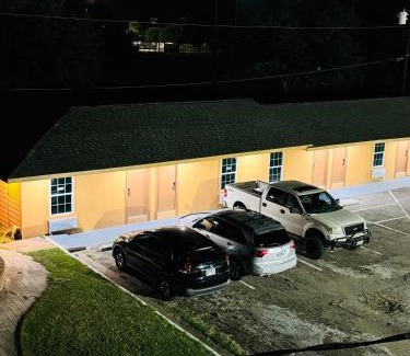 El Campo Hotel | EXPRESS INN & Suites