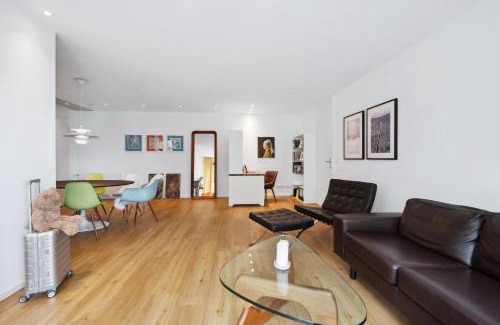 Boeblingen Apartment | EXQUIS Kunstvolles Luxusapartment I Designmöbel I Balkon I Homeoffice I Parken I Netflix