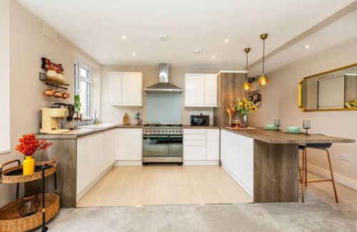 Chiswick Riverside Apartment | Exquisite 1BR in Chiswick, 3 min to Train Station