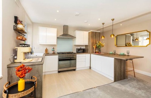 Chiswick Riverside Apartment | Exquisite 1BR in Chiswick, 3 min to Train Station