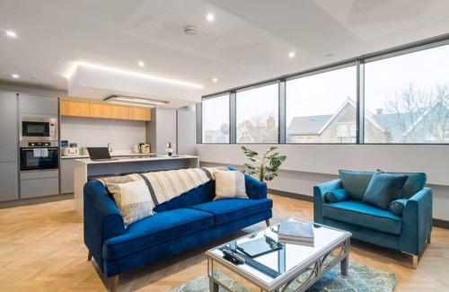 Penarth Apartment | Exquisite 2 Bed Duplex Apt | Secure Parking | Gym