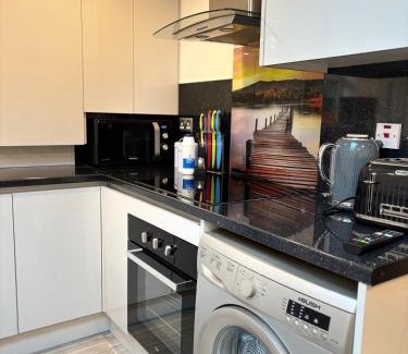 Lacey Green House | Exquisite 2 Bedroom Fully Furnished Annex