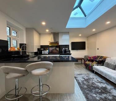 Lacey Green House | Exquisite 2 Bedroom Fully Furnished Annex