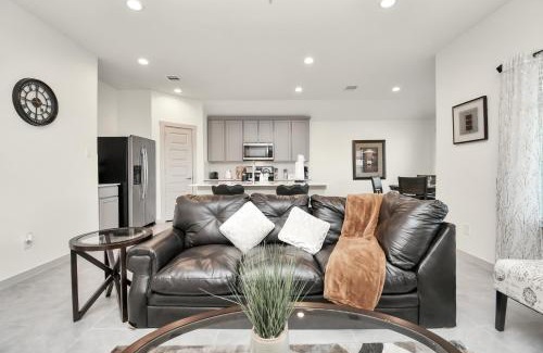 Barker House | Exquisite 3 Bedroom Home in Katy